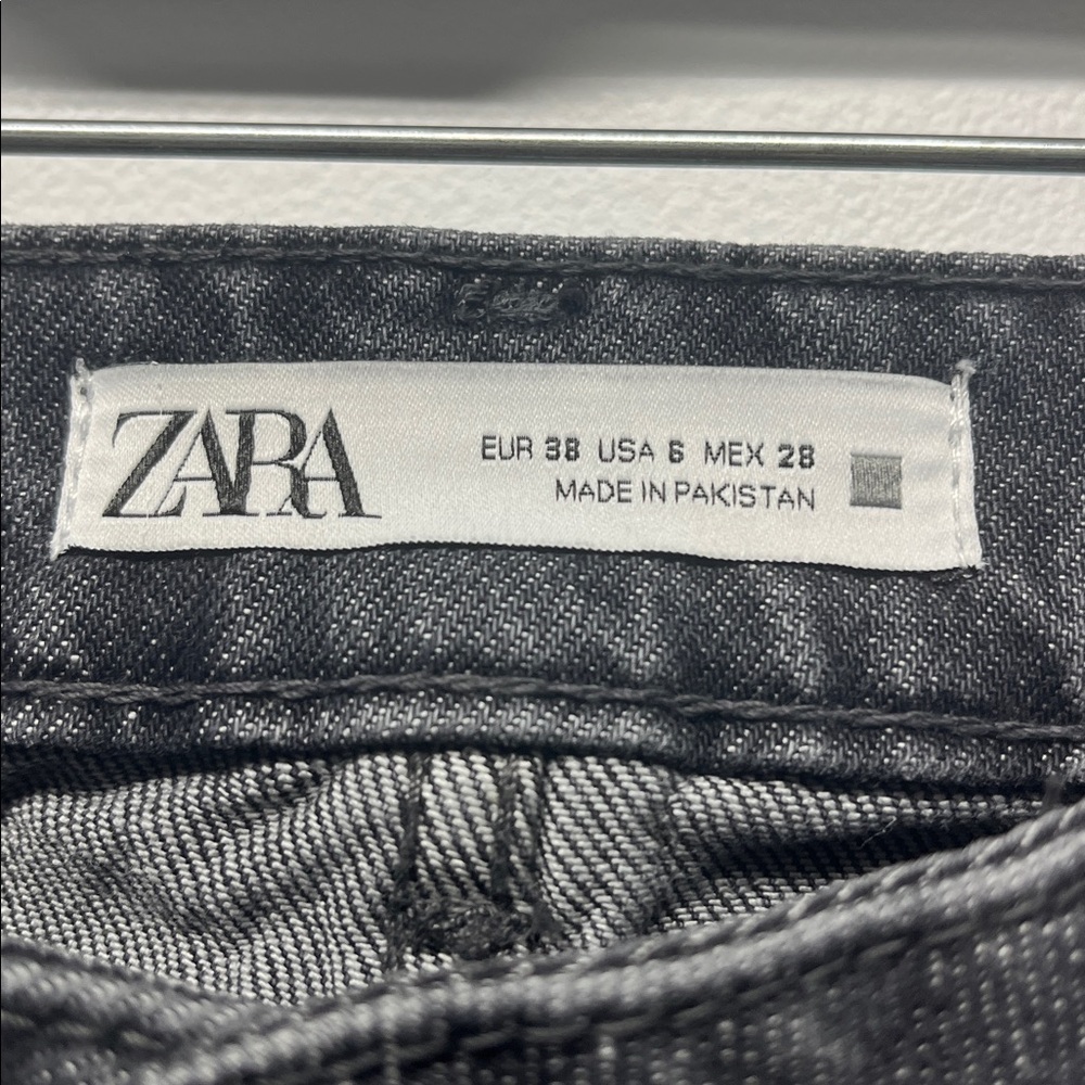 Zara women’s Jeans and FREE TOP - Picture 4 of 16